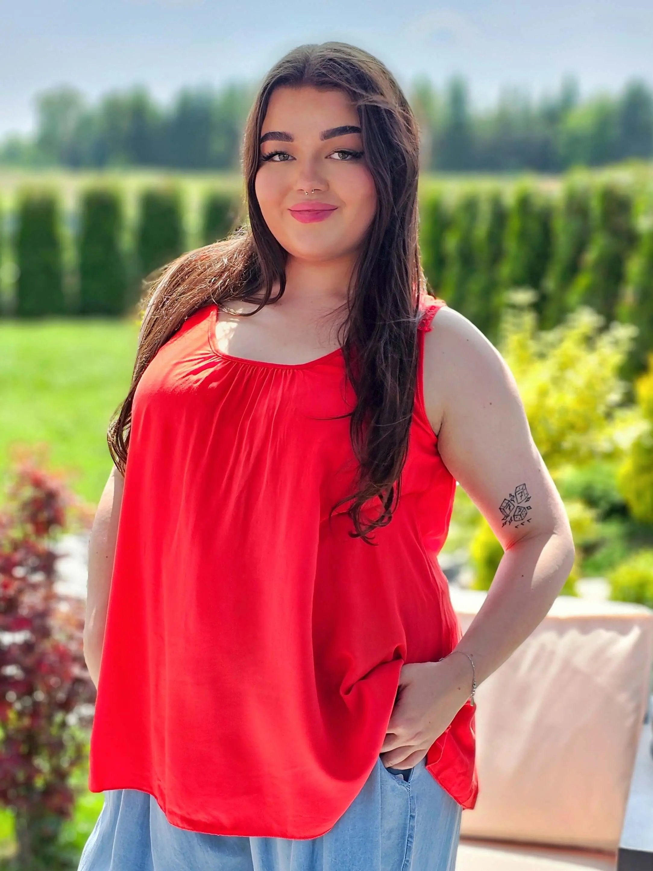 Bluzka Bez Rękawów z Koronkowym Panelem na Plecach -  cztery kolory Stylowa XL