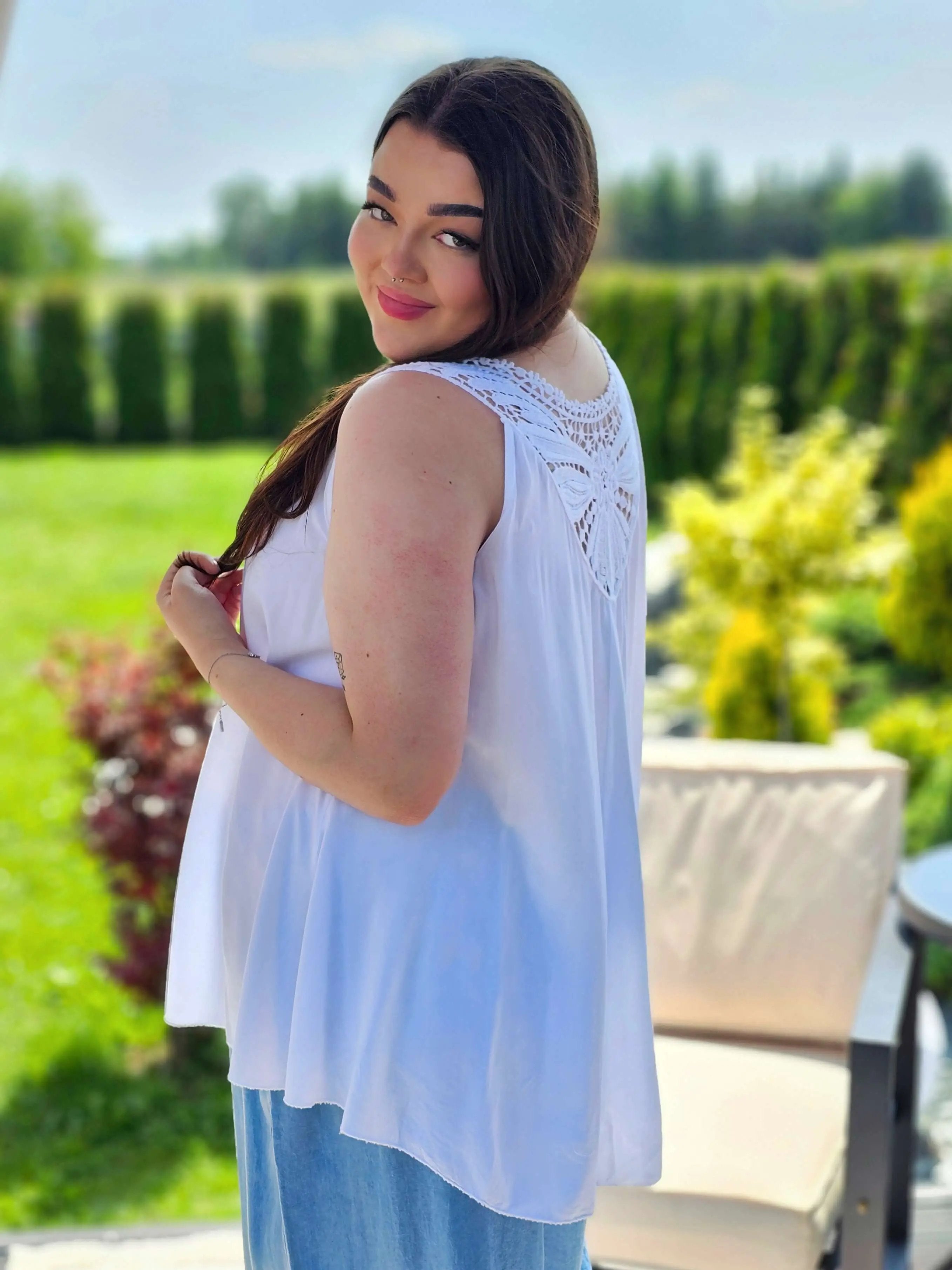 Bluzka Bez Rękawów z Koronkowym Panelem na Plecach -  cztery kolory Stylowa XL