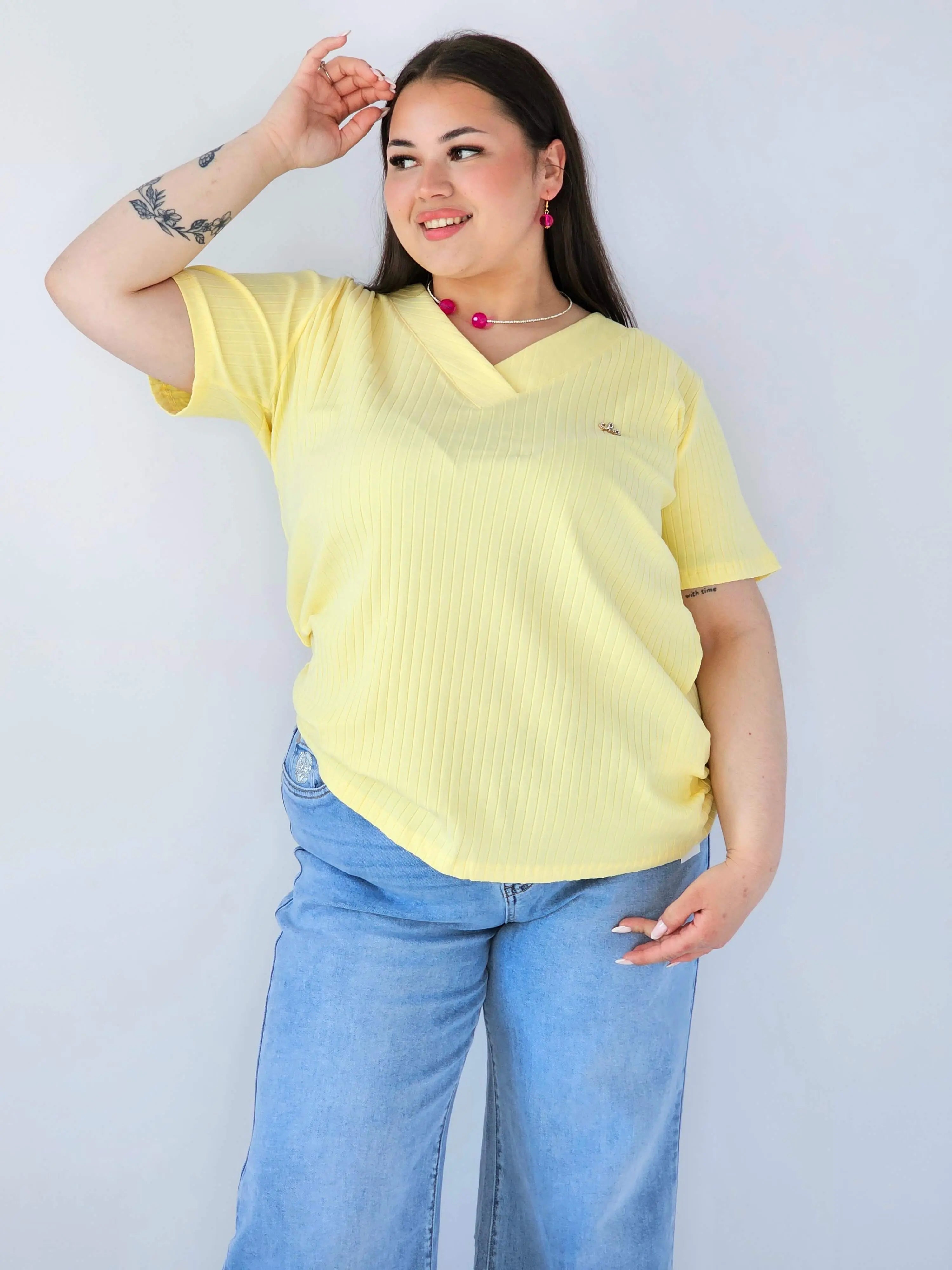 Bluzka Plus Size Prążkowana Z Dekoltem V I Krótkim Rękawem Stylowa XL