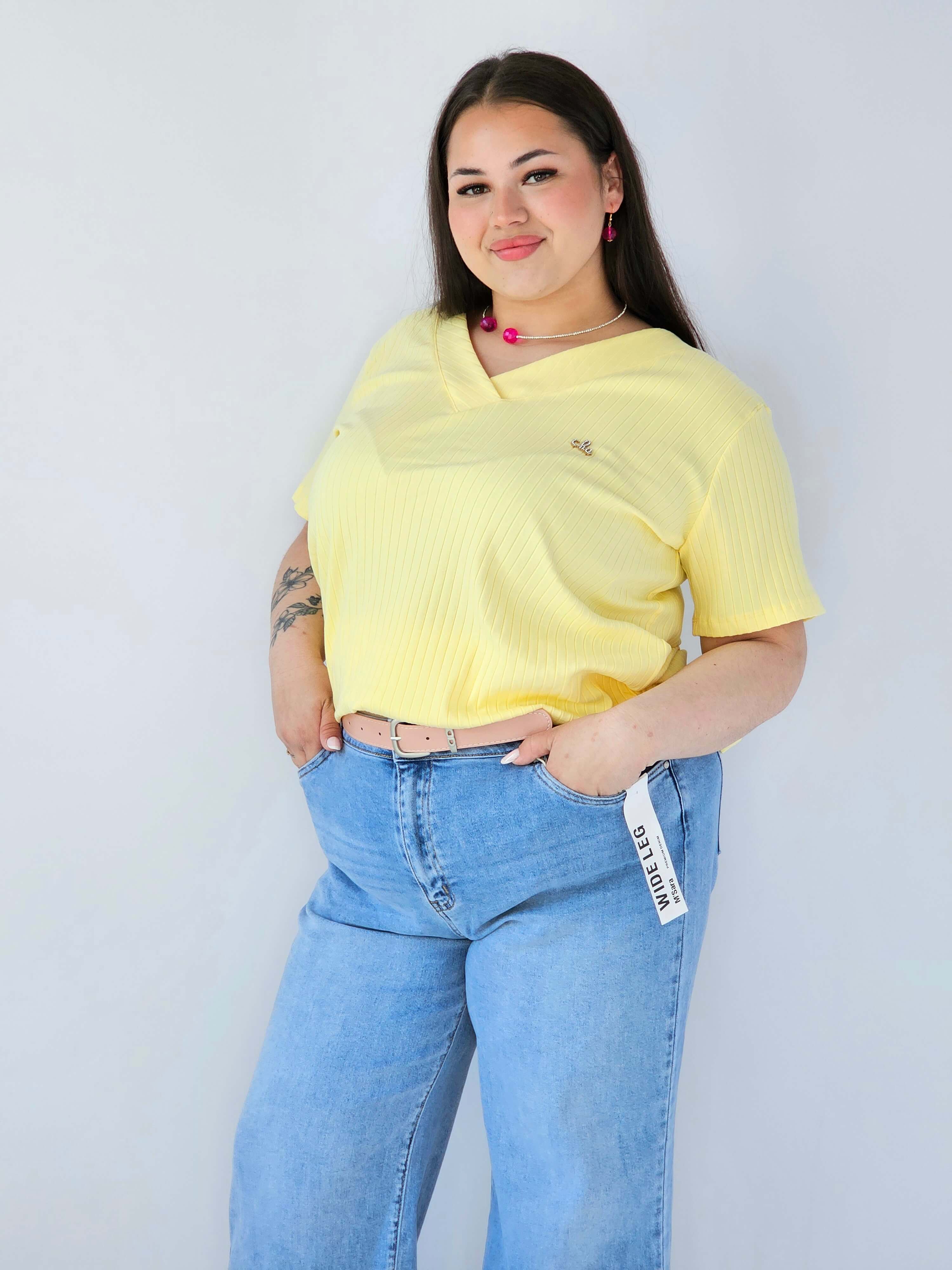 Bluzka Plus Size Prążkowana Z Dekoltem V I Krótkim Rękawem Stylowa XL
