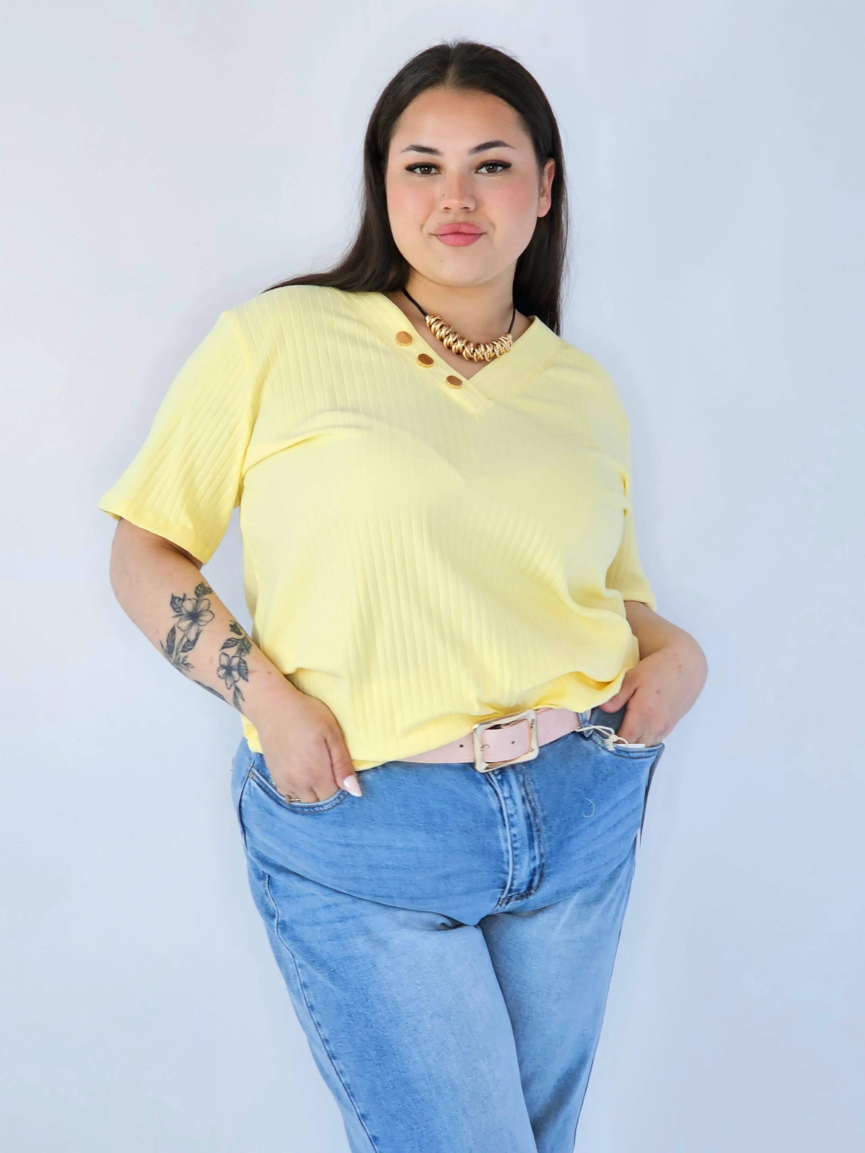 Bluzka Plus Size Z Dekoltem V I Ozdobnymi Guzikami Stylowa XL