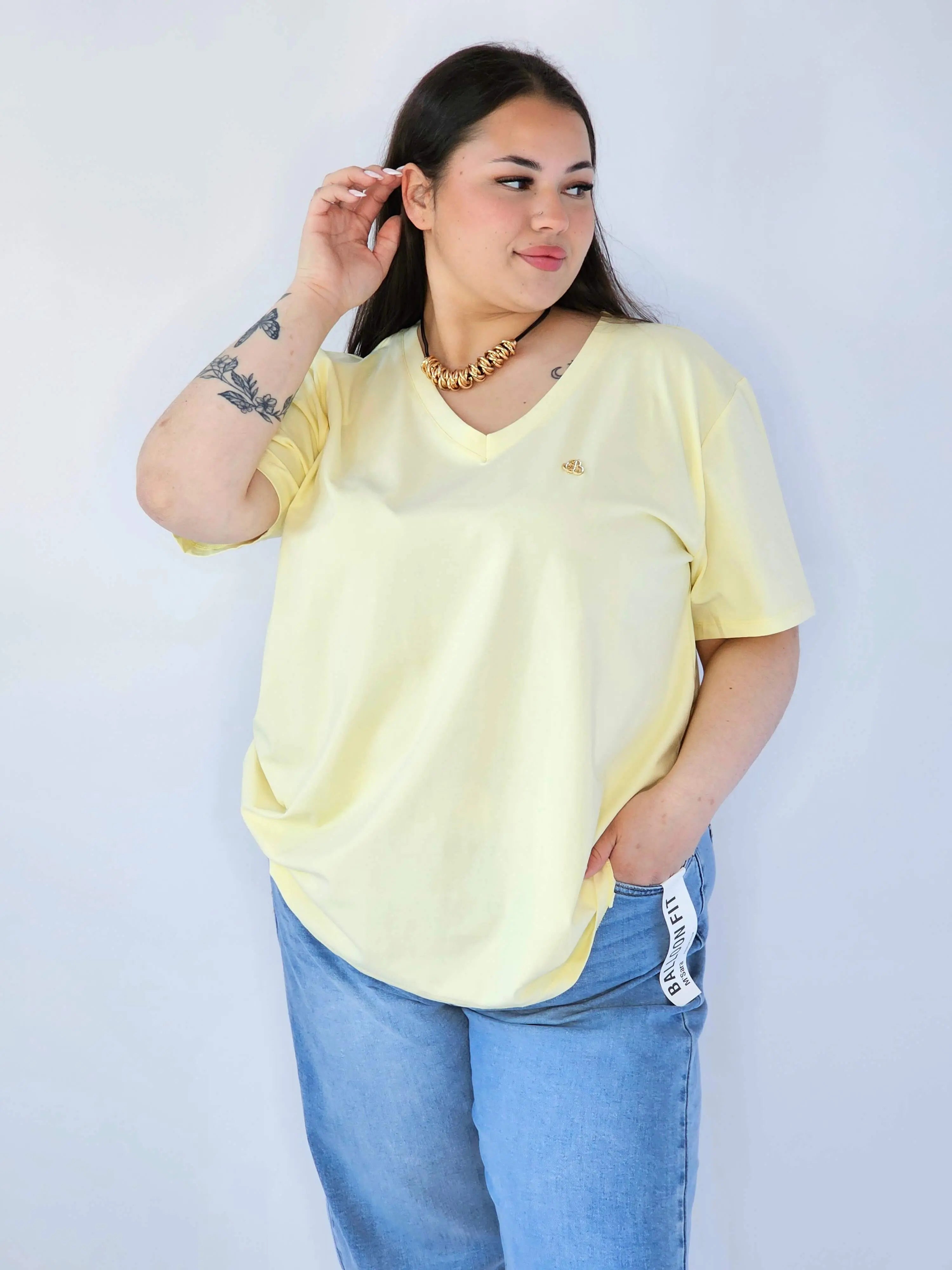 Bluzka Plus Size Z Dekoltem V I Subtelną Ozdobą Stylowa XL