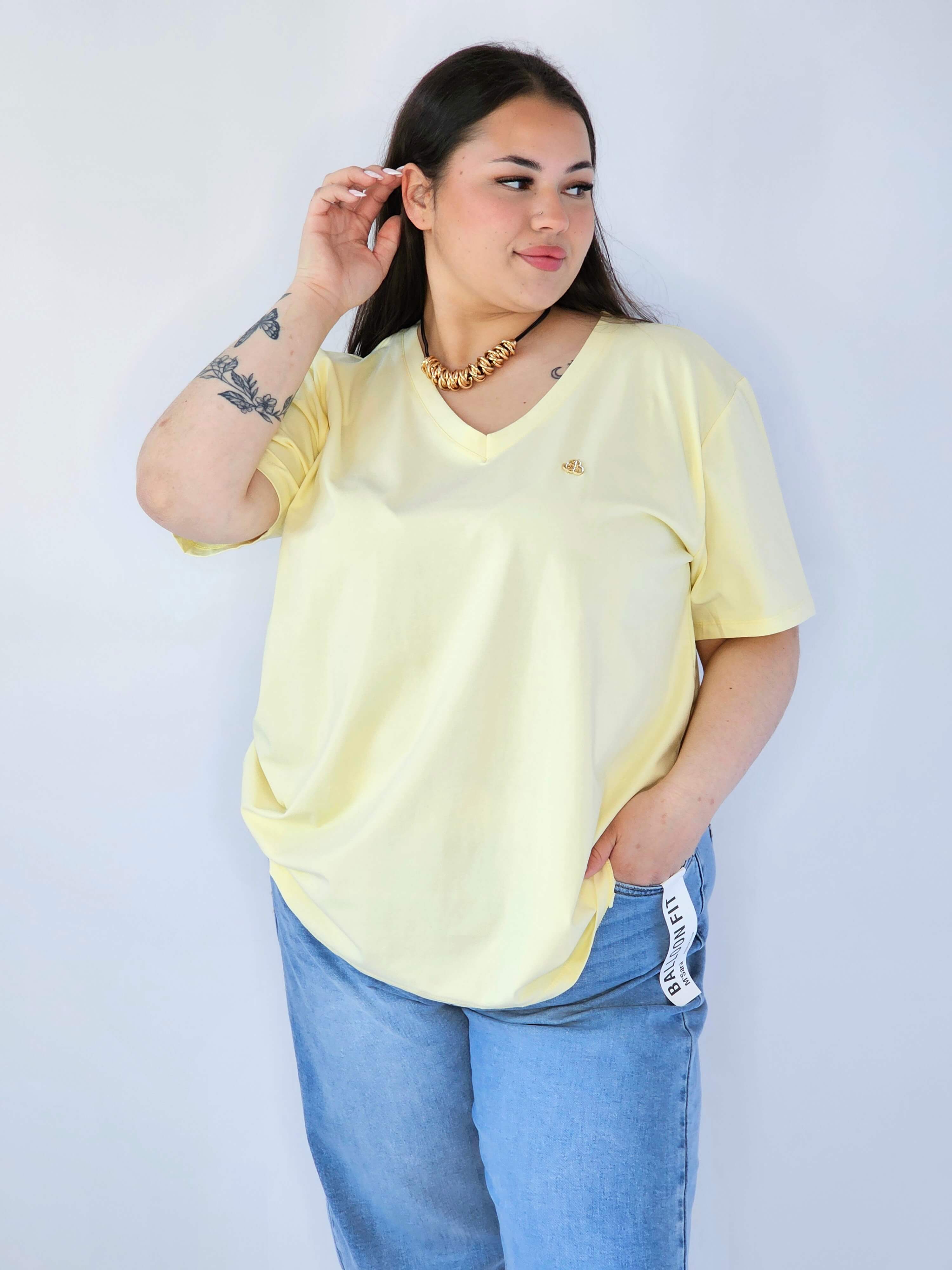 Bluzka Plus Size Z Dekoltem V I Subtelną Ozdobą Stylowa XL