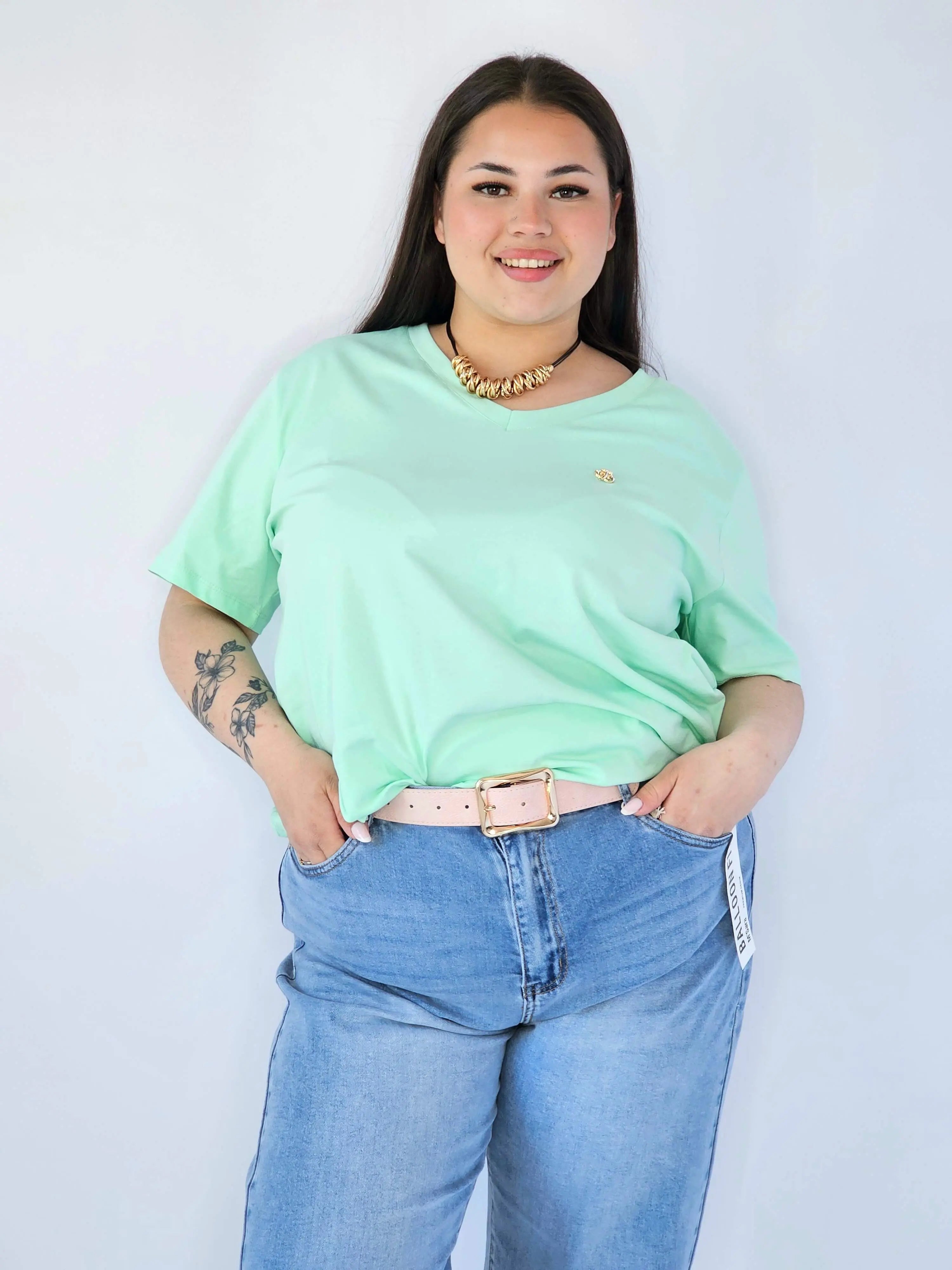 Bluzka Plus Size Z Dekoltem V I Subtelną Ozdobą Stylowa XL