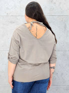 Bluzka Plus Size z Wiązaniem StylowaXL – Wygoda i Subtelna Elegancja dla Kobiet XXL - Stylowa XL