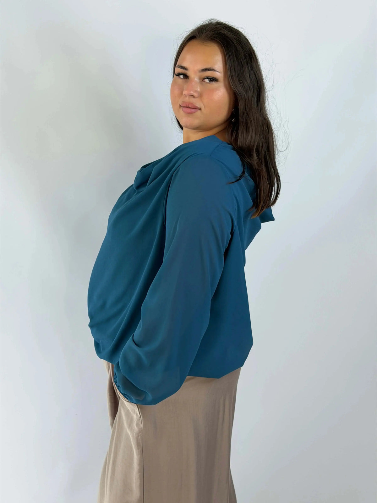 Bluzka Plus Size z efektownym dekoltem na plecach – kobiecy fason XXL Stylowa XL