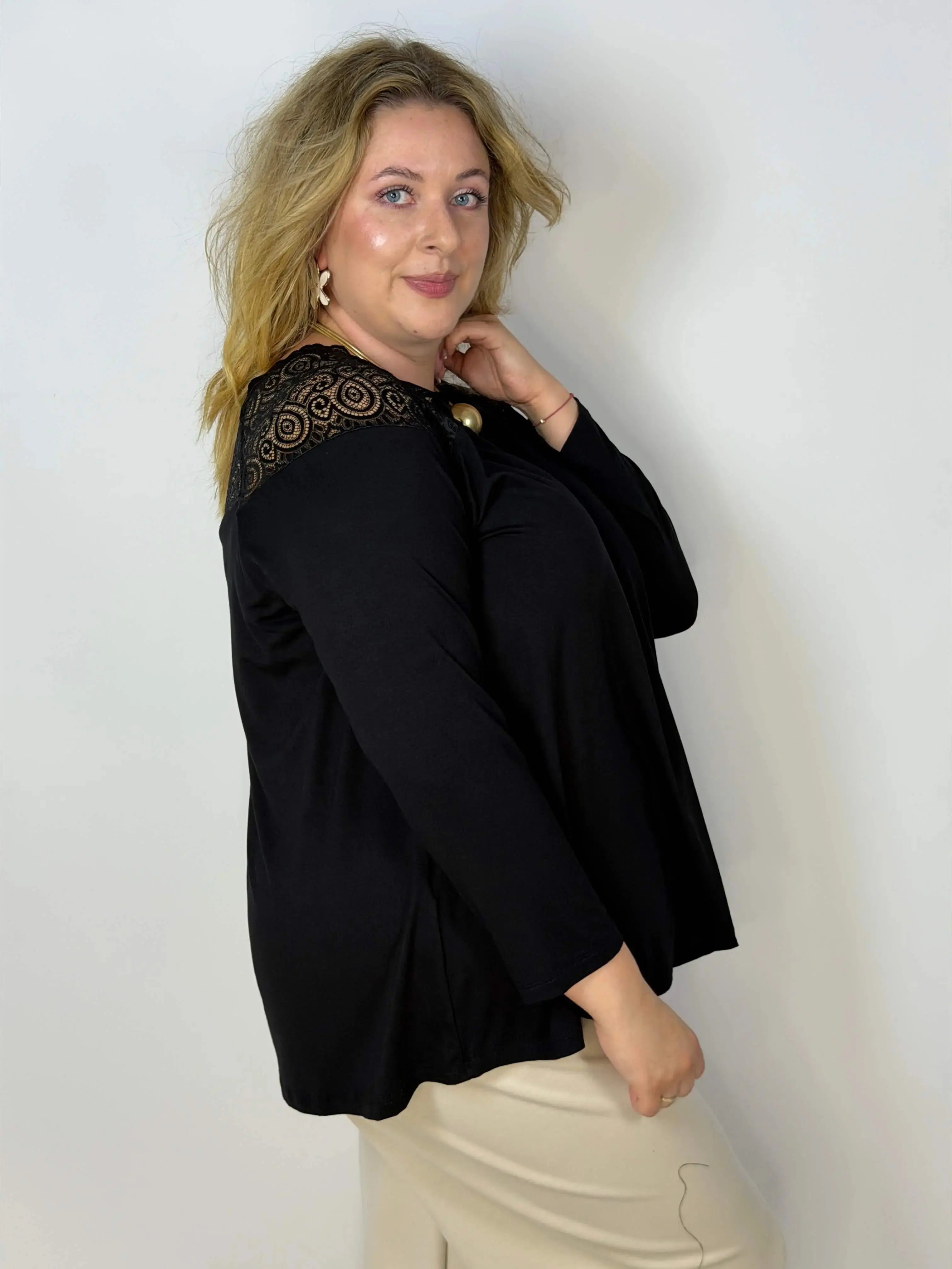 Bluzka Plus Size z koronkową wstawką Stylowa XL