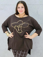 brązowa bluzka plus size Stylowa XL ze złotym nadrukiem kobiety w kapeluszu – na modelce