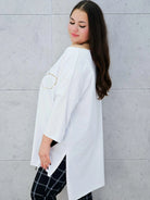 biała bluzka plus size Stylowa XL ze złotym nadrukiem kobiety w kapeluszu – bok