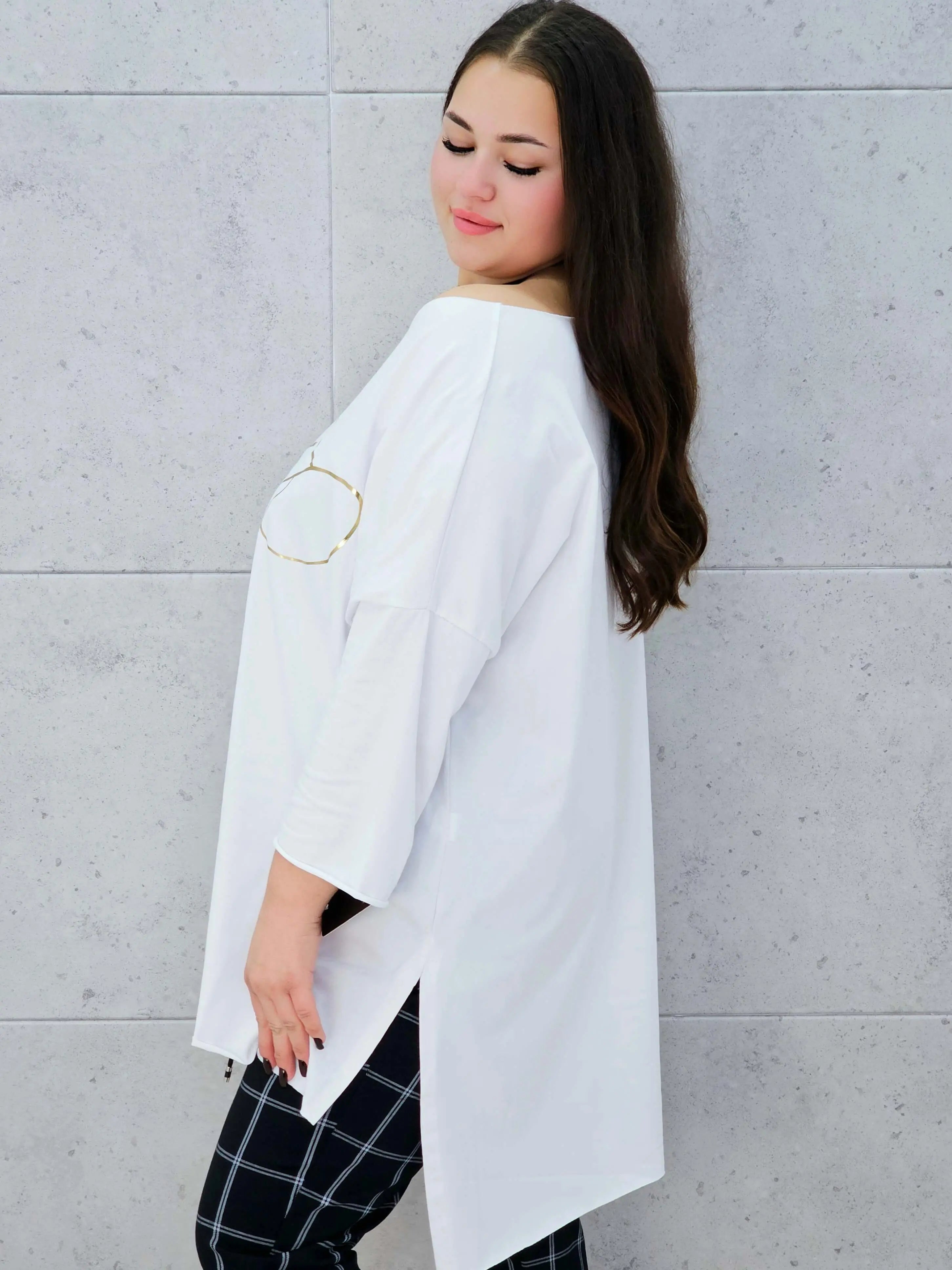 biała bluzka plus size Stylowa XL ze złotym nadrukiem kobiety w kapeluszu – bok