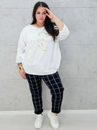 biała bluzka plus size Stylowa XL ze złotym nadrukiem kobiety w kapeluszu – w całości