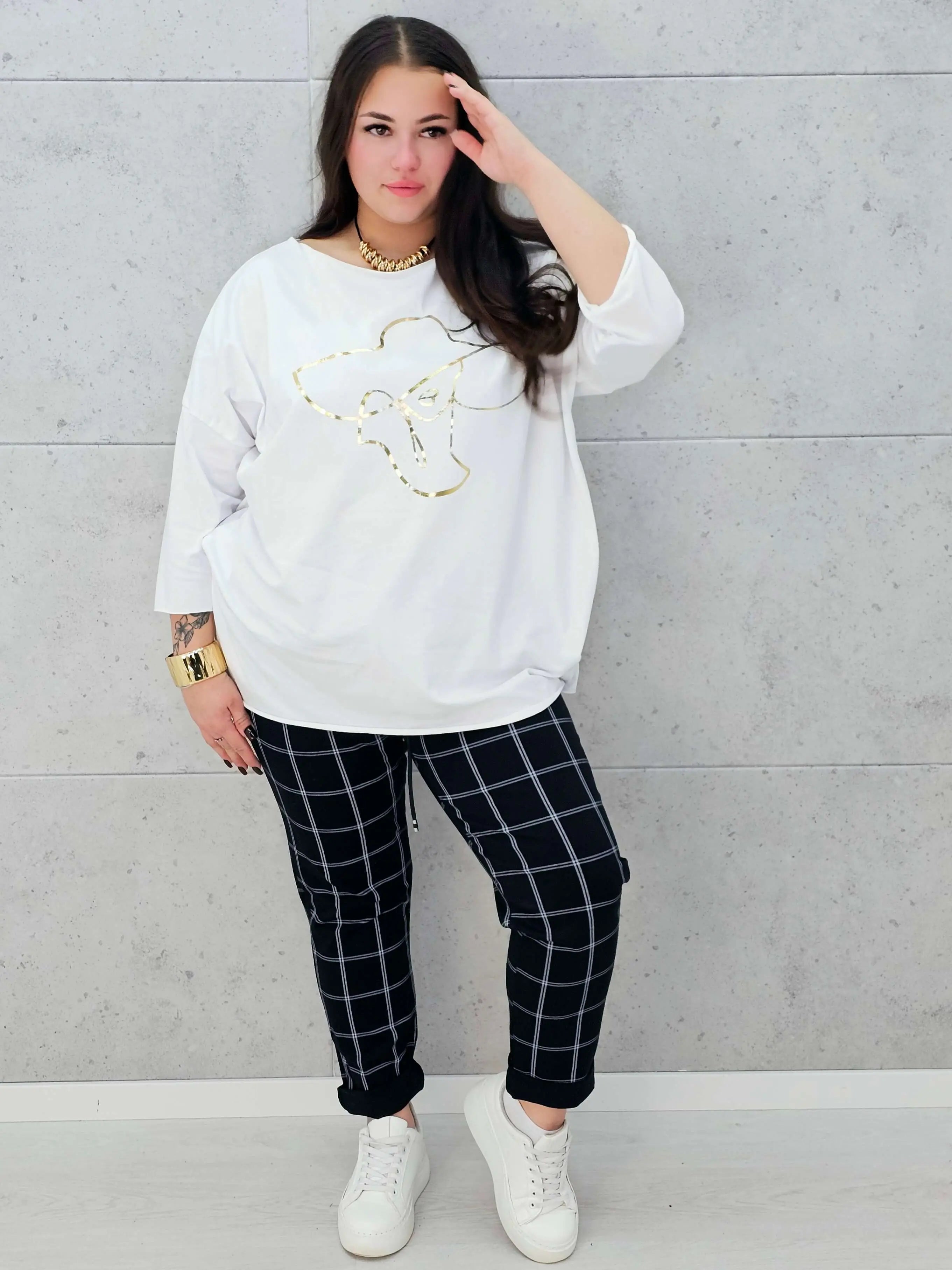 biała bluzka plus size Stylowa XL ze złotym nadrukiem kobiety w kapeluszu – w całości