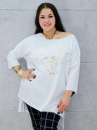 biała bluzka plus size Stylowa XL ze złotym nadrukiem kobiety w kapeluszu –dekolt na okrągło