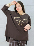 brązowa bluzka plus size Stylowa XL ze złotym nadrukiem kobiety w kapeluszu –bawełniana