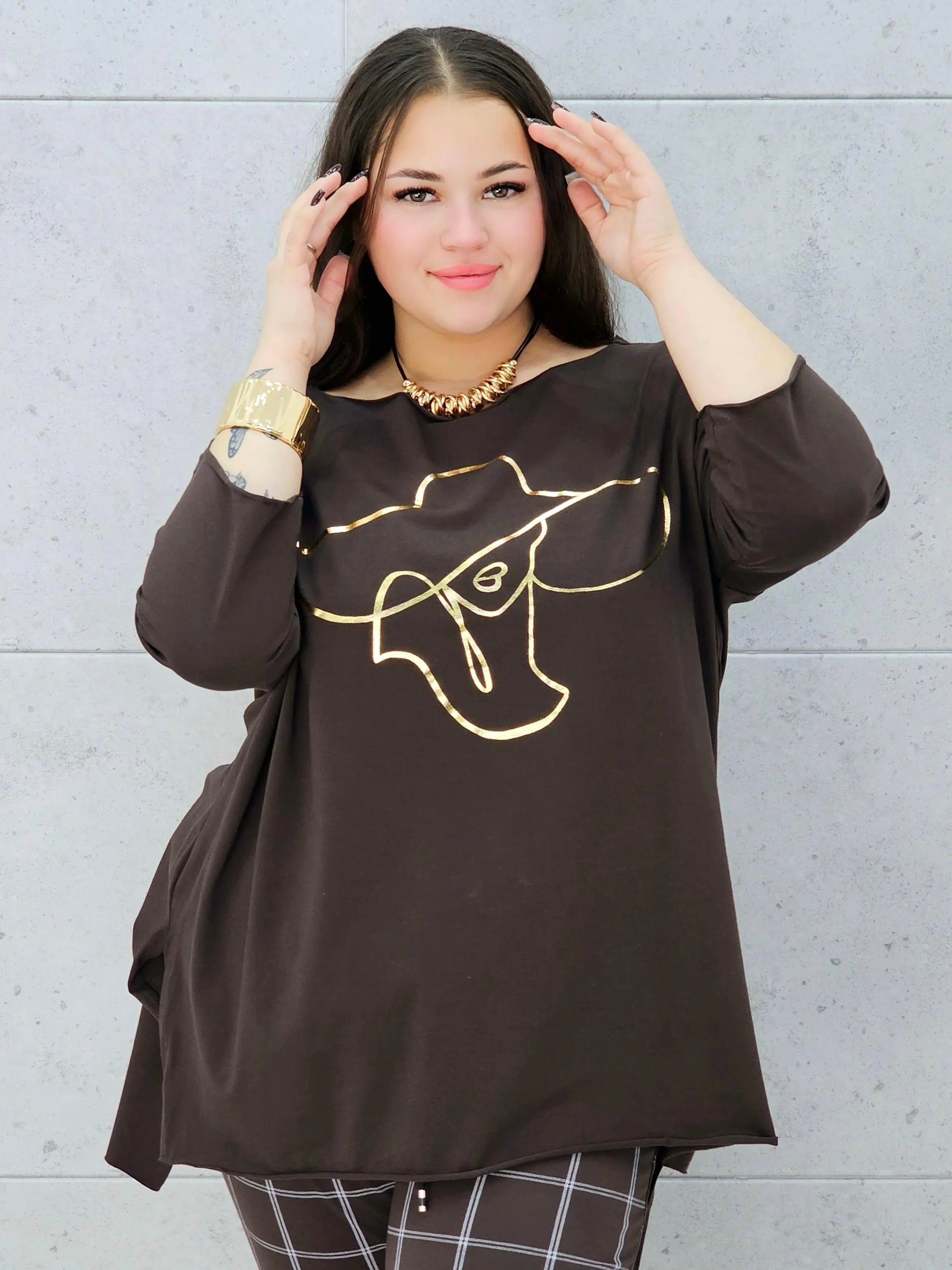 brązowa bluzka plus size Stylowa XL ze złotym nadrukiem kobiety w kapeluszu –przód