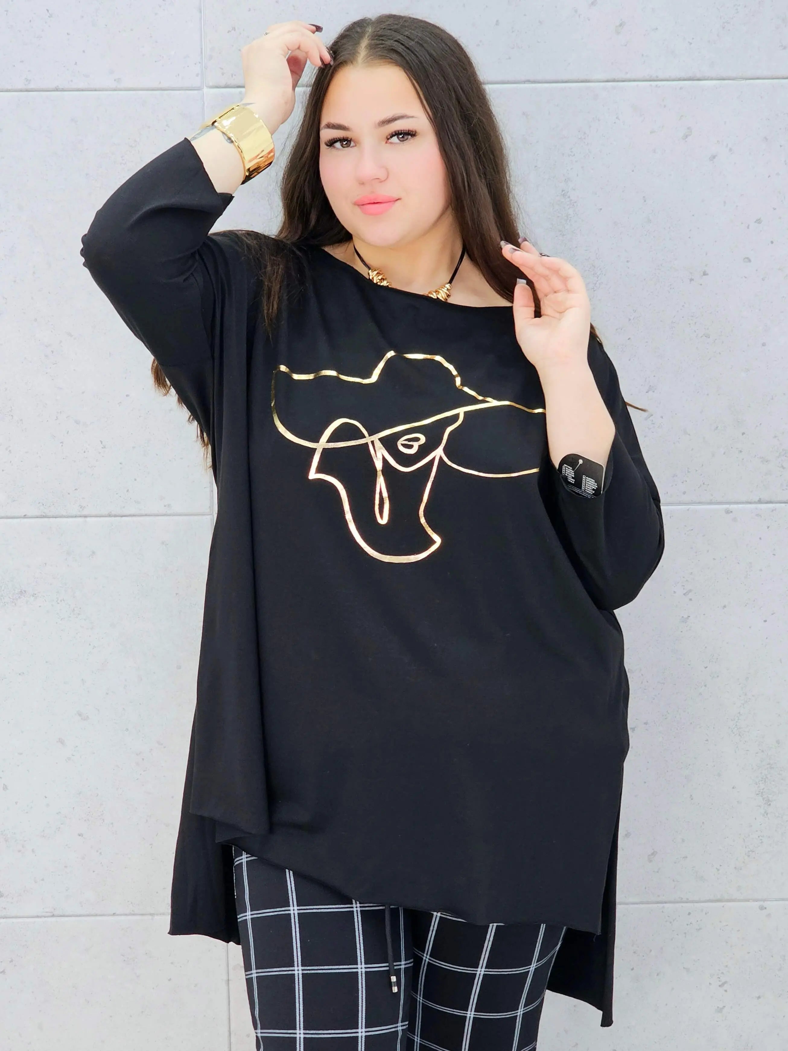 czarna bluzka plus size Stylowa XL ze złotym nadrukiem kobiety w kapeluszu – asymetryczka