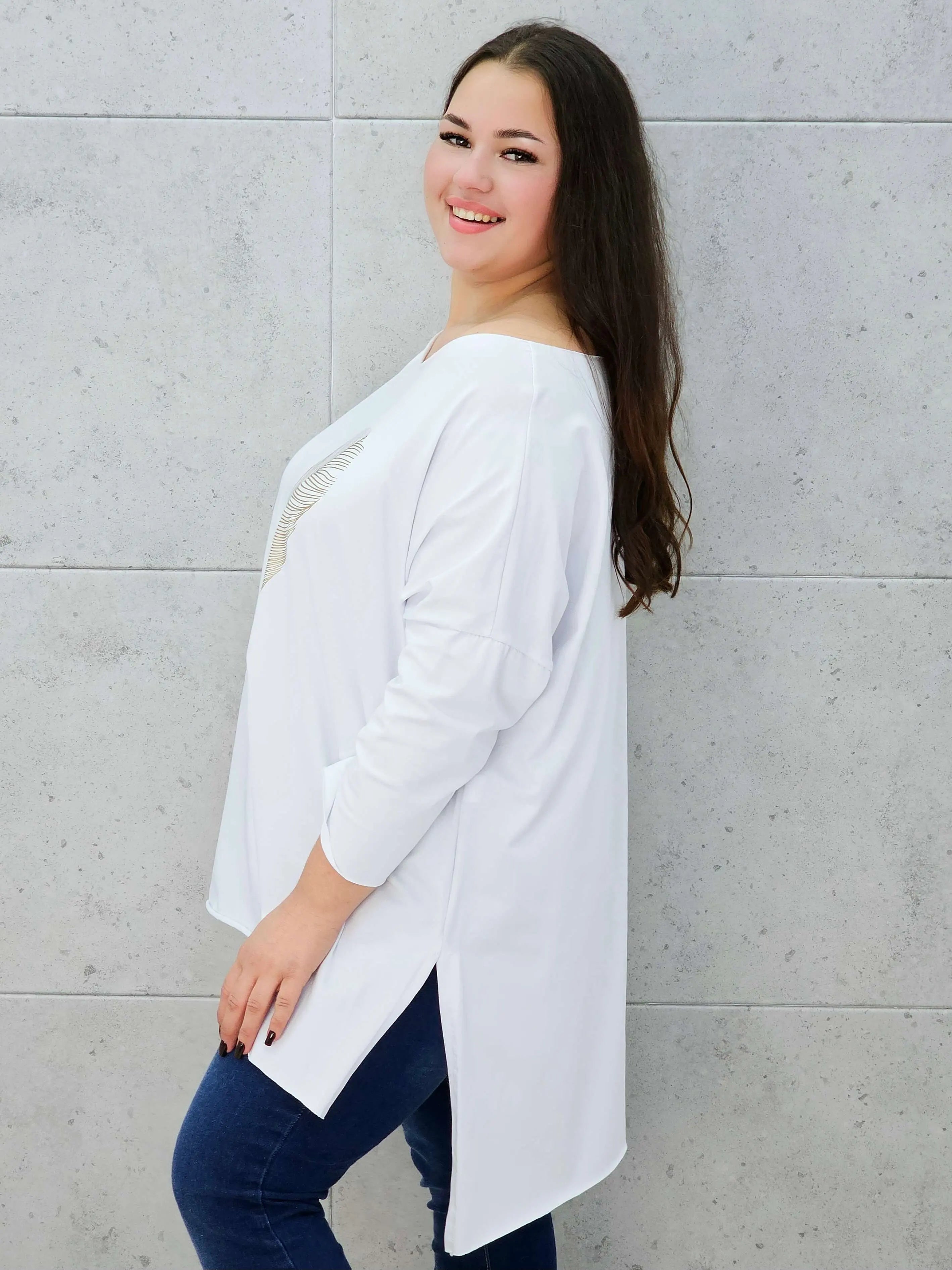 bluzka ze złotym piórem biała plus size – bok