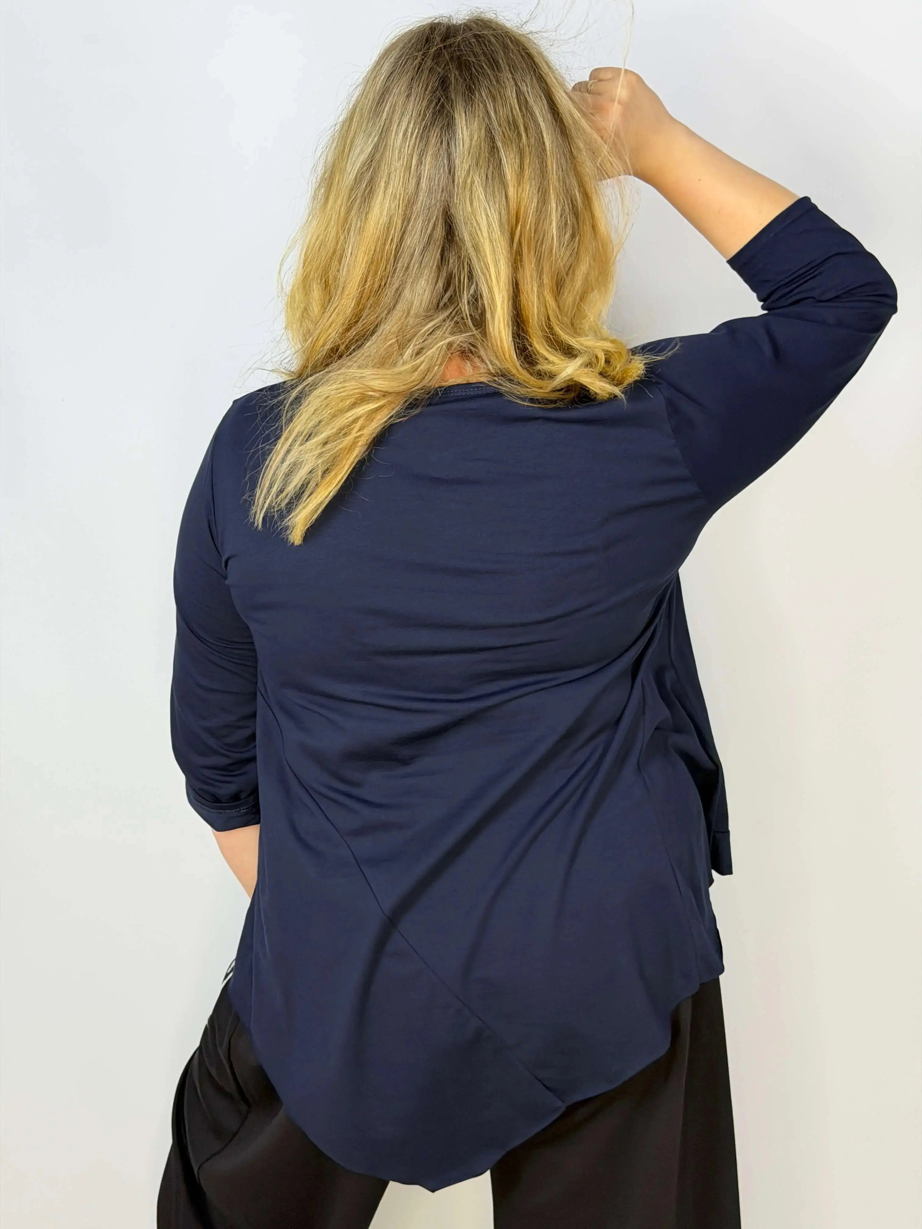 Bluzka damska Plus Size z ozdobnymi przeszyciami i kieszenią Stylowa XL