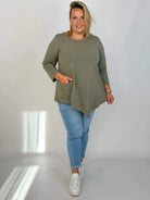 Bluzka damska Plus Size z ozdobnymi przeszyciami i kieszenią Stylowa XL