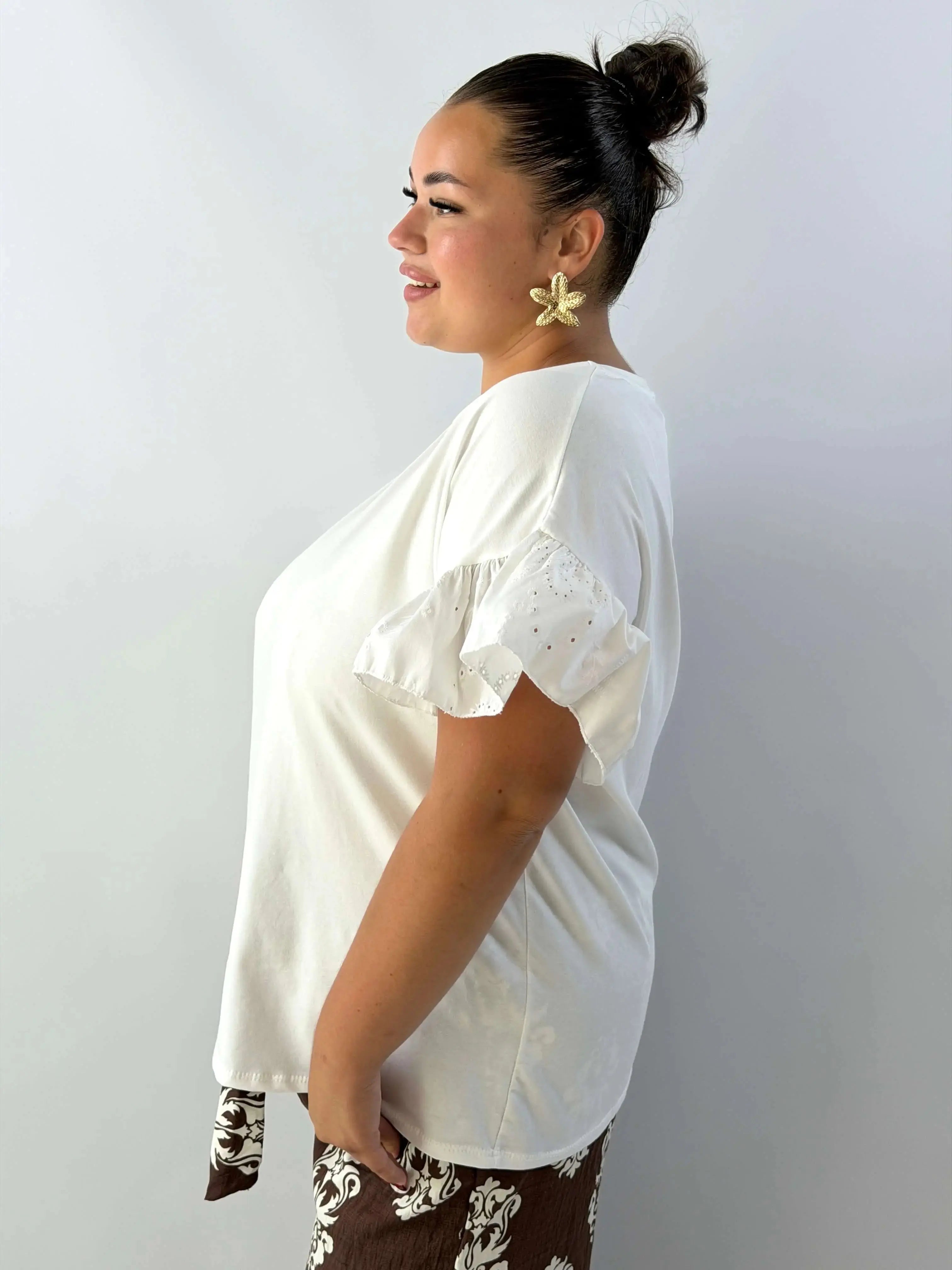 Bluzka damska plus size z haftowanymi rękawami – wygoda i subtelna elegancja Stylowa XL