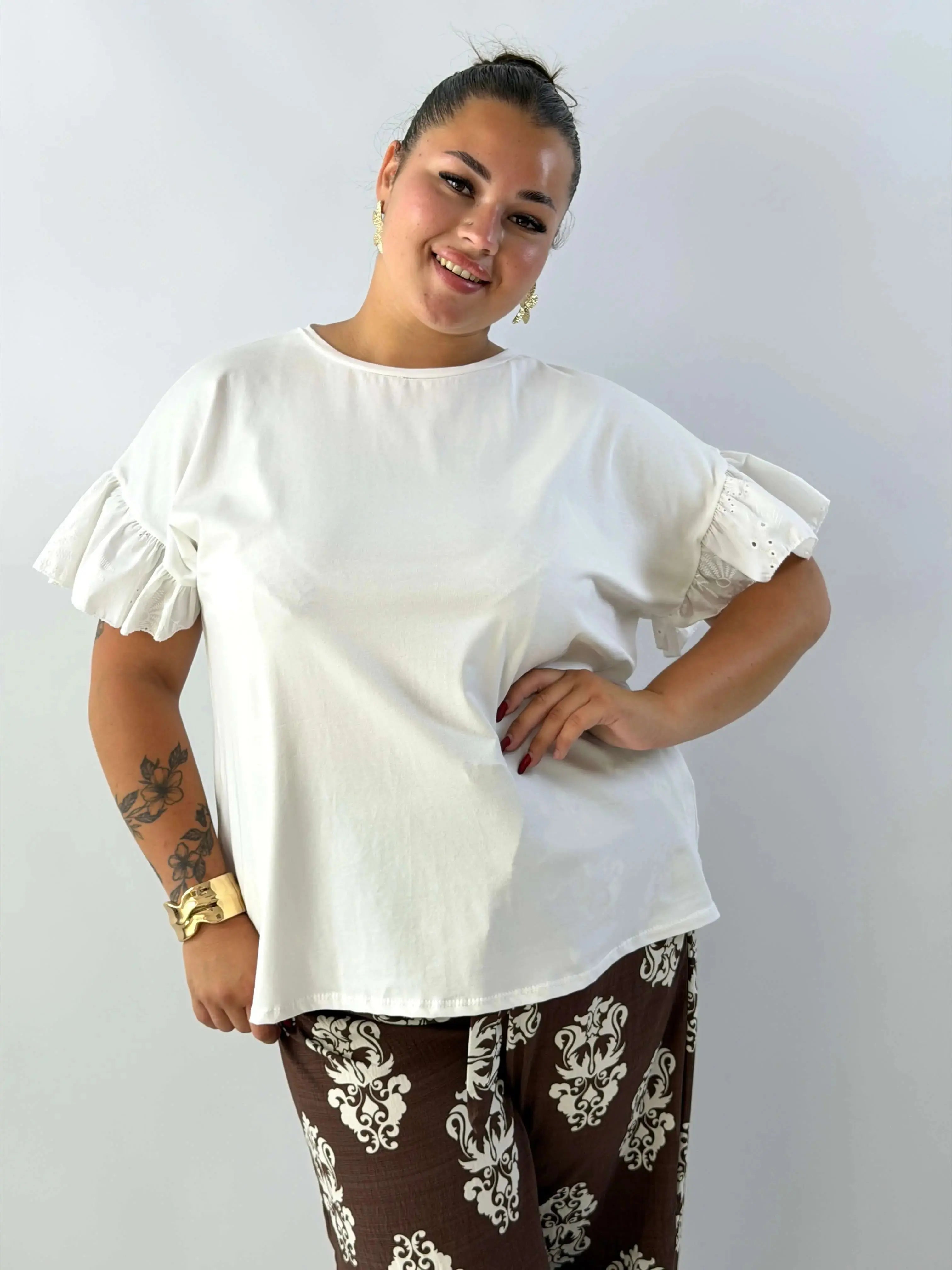 Bluzka damska plus size z haftowanymi rękawami – wygoda i subtelna elegancja Stylowa XL