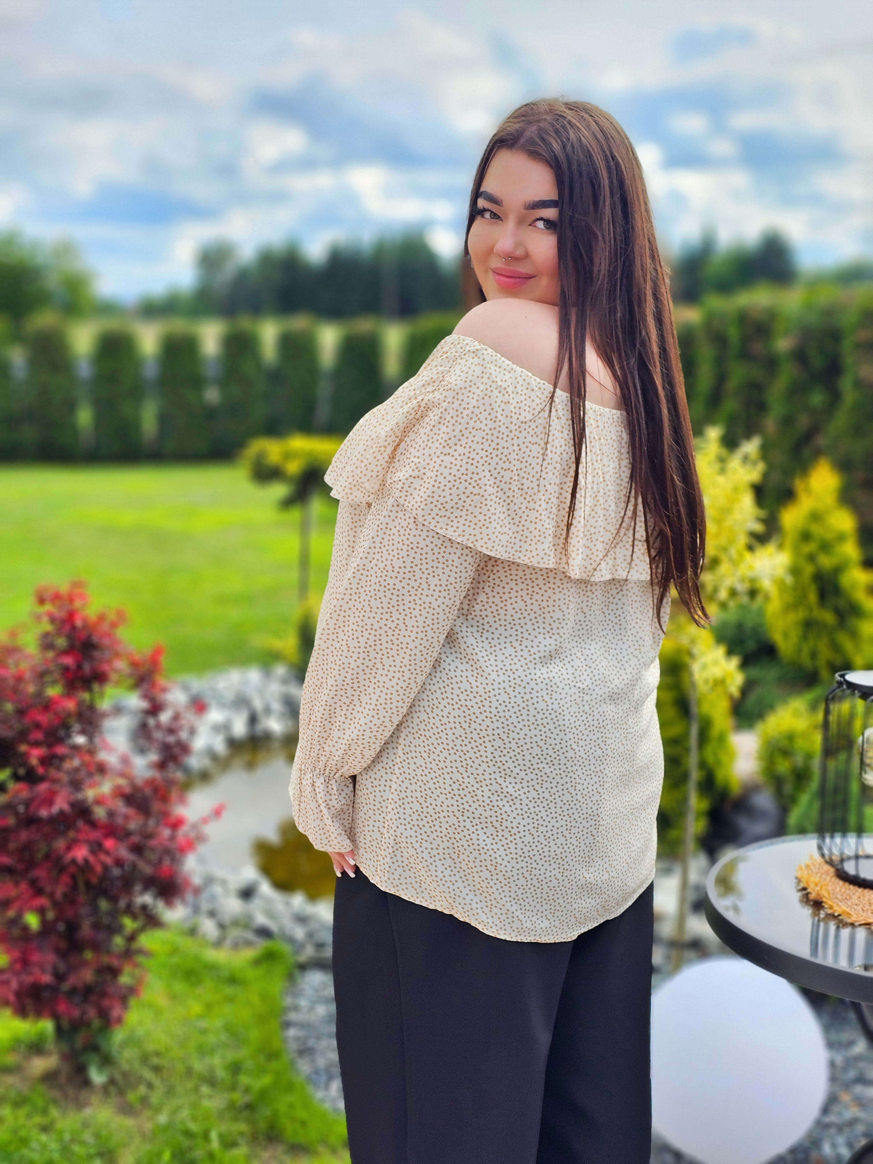 Bluzka hiszpanka w delikatny wzór z falbaną - w 7 kolorach Stylowa XL