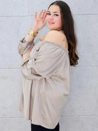 beżowa bluzka hiszpanka plus size – widok z boku