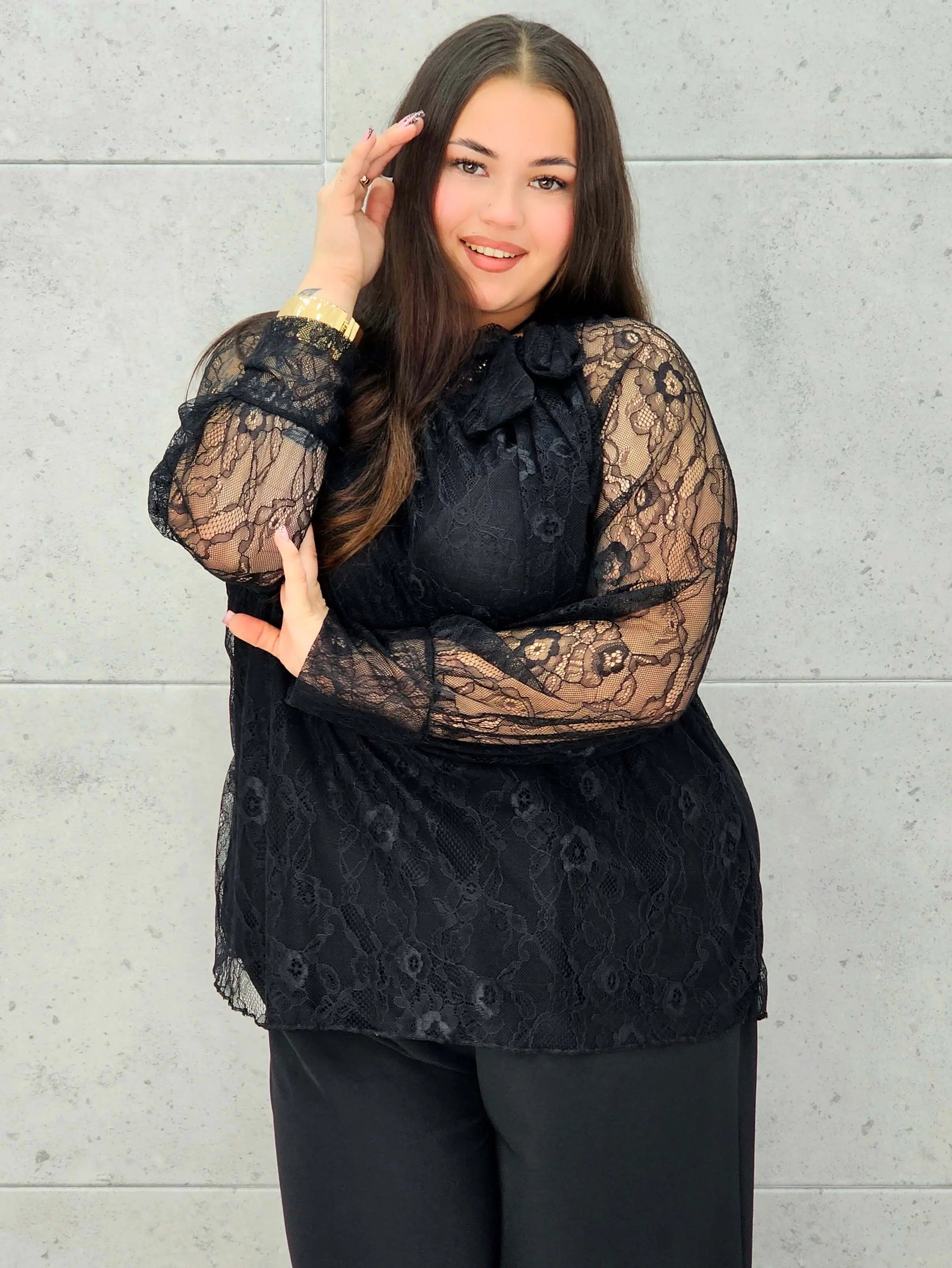 Bluzka koronkowa plus size z wiązaniem pod szyją – czarna, biała i bordowa Stylowa XL - Stylowa XL