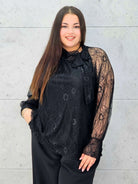 Bluzka koronkowa plus size z wiązaniem pod szyją – czarna, biała i bordowa Stylowa XL - Stylowa XL