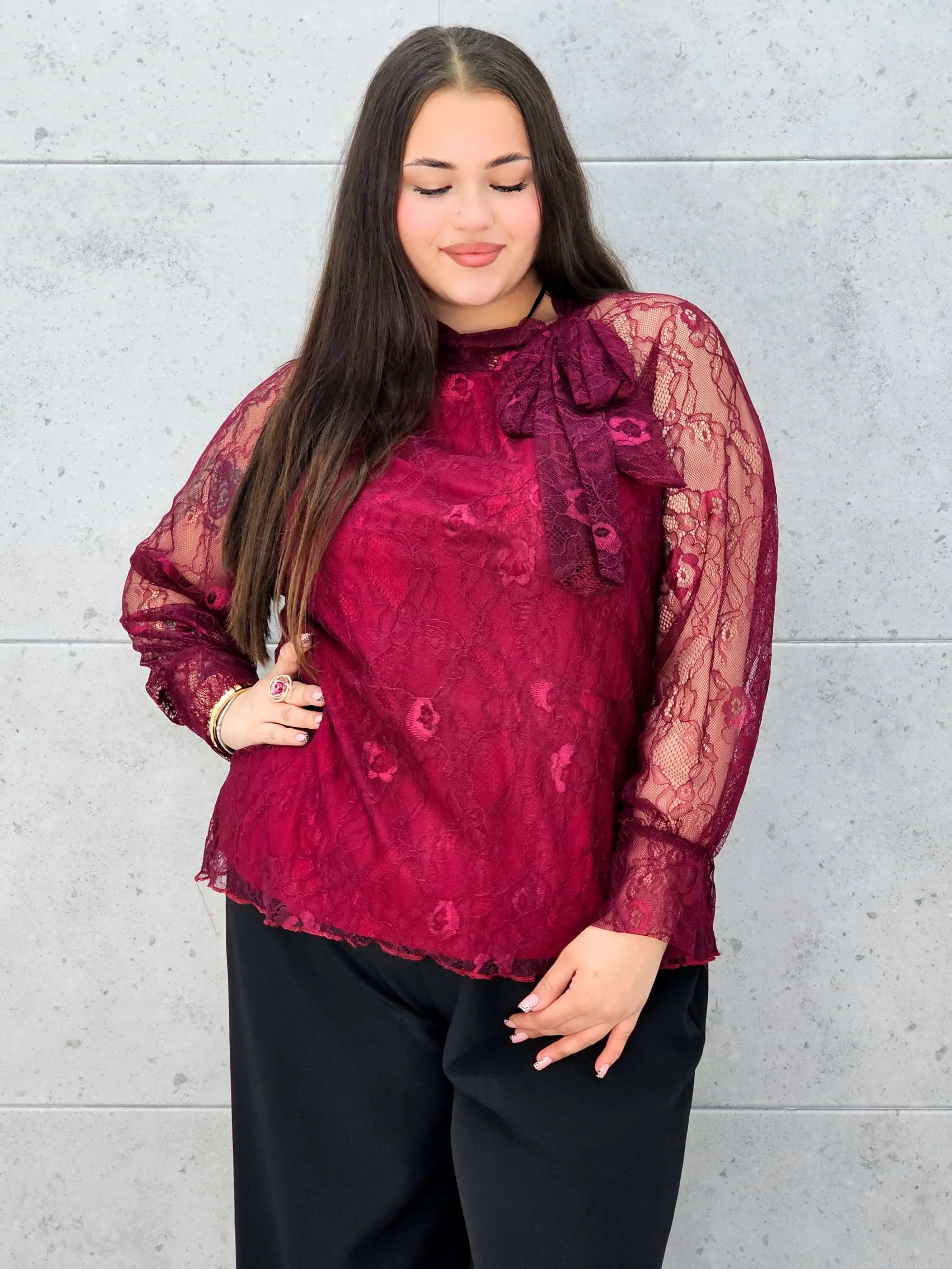 Bluzka koronkowa plus size z wiązaniem pod szyją – czarna, biała i bordowa Stylowa XL - Stylowa XL