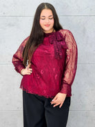 Bluzka koronkowa plus size z wiązaniem pod szyją – czarna, biała i bordowa Stylowa XL - Stylowa XL