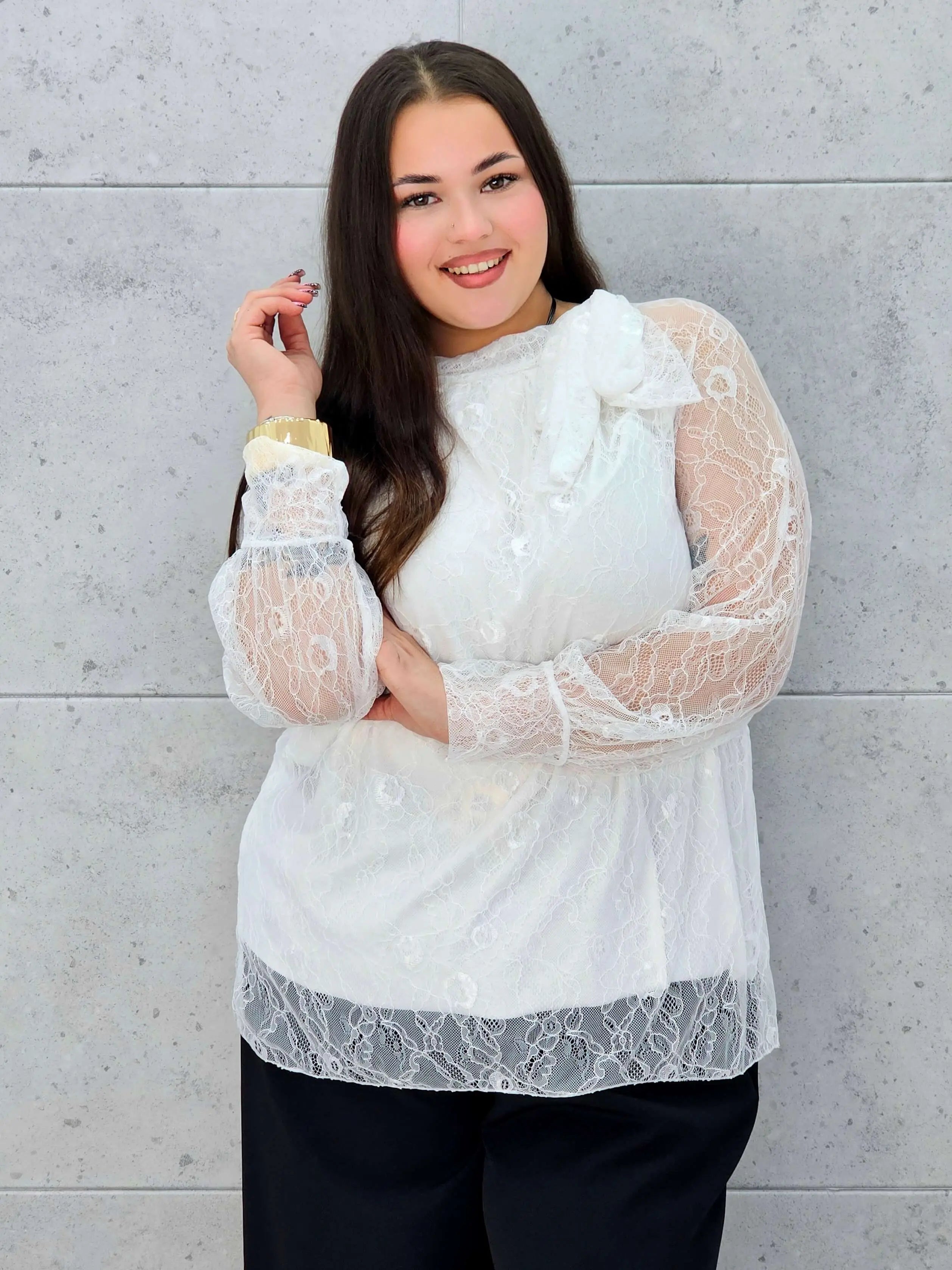 Bluzka koronkowa plus size z wiązaniem pod szyją – czarna, biała i bordowa Stylowa XL - Stylowa XL