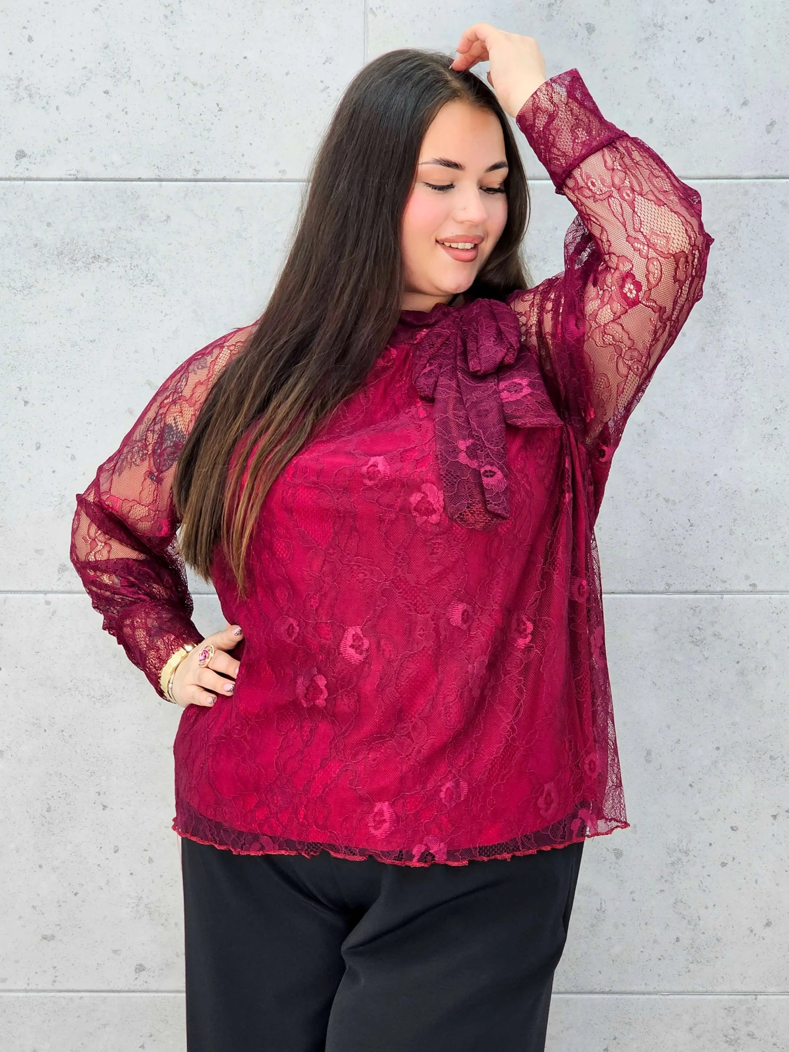 Bluzka koronkowa plus size z wiązaniem pod szyją – czarna, biała i bordowa Stylowa XL - Stylowa XL