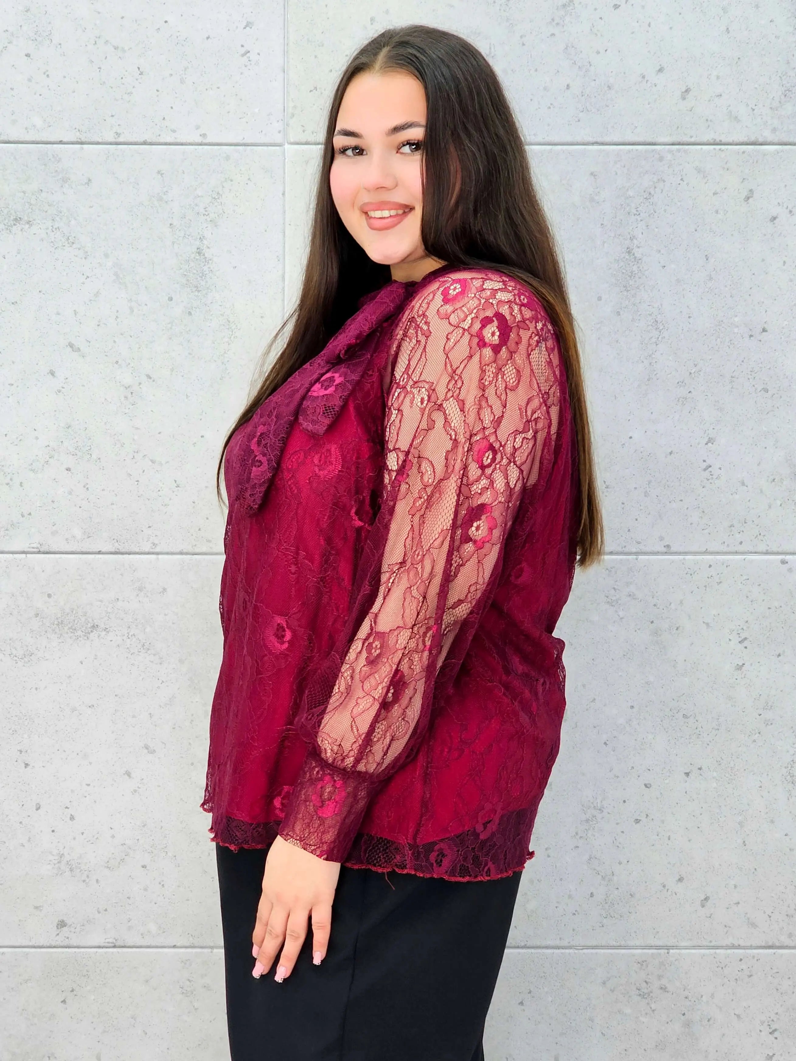 Bluzka koronkowa plus size z wiązaniem pod szyją – czarna, biała i bordowa Stylowa XL - Stylowa XL