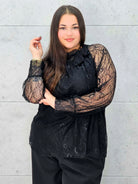 Bluzka koronkowa plus size z wiązaniem pod szyją – czarna, biała i bordowa Stylowa XL - Stylowa XL