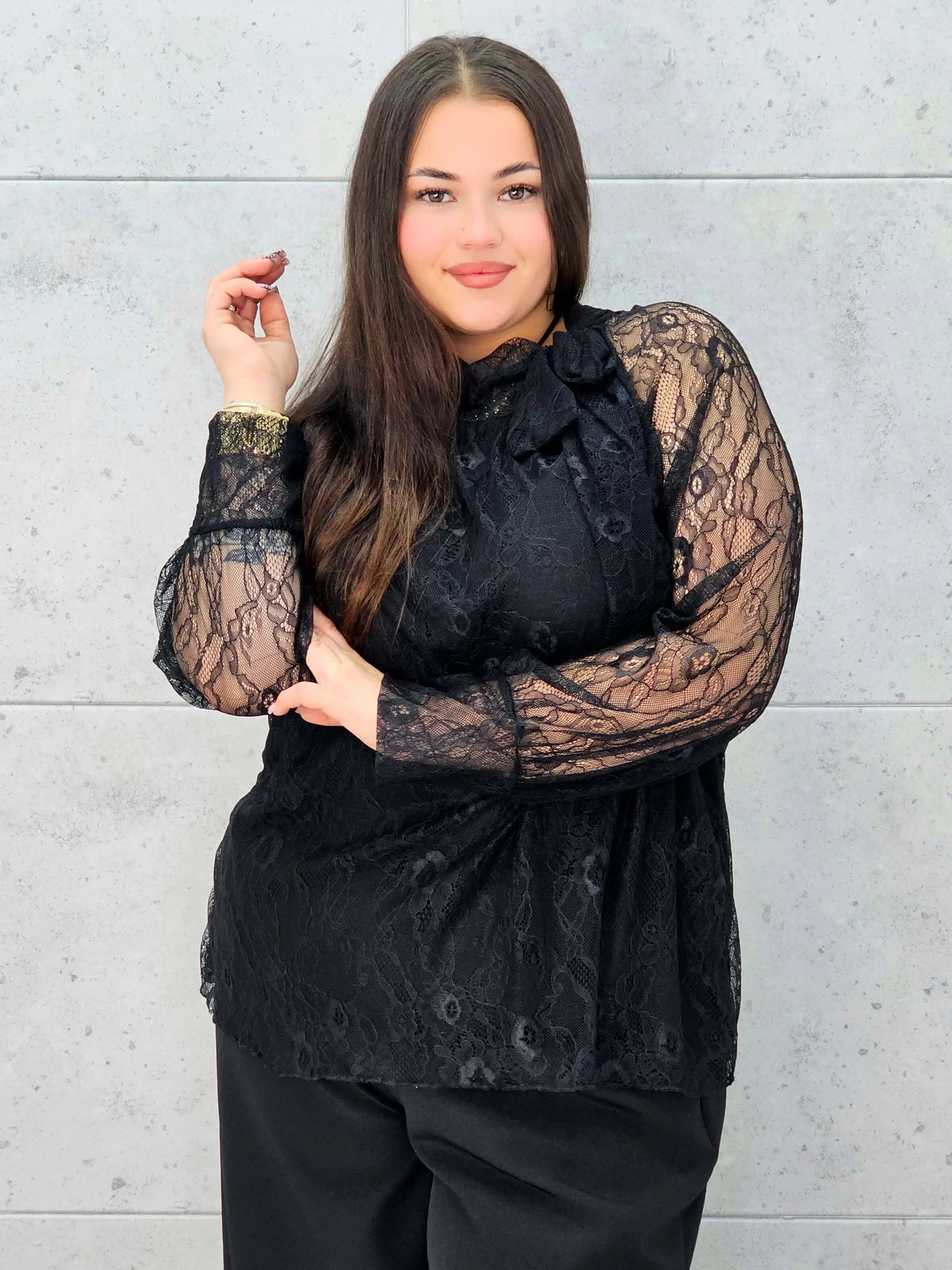 Bluzka koronkowa plus size z wiązaniem pod szyją – czarna, biała i bordowa Stylowa XL - Stylowa XL