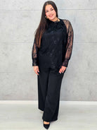 Bluzka koronkowa plus size z wiązaniem pod szyją – czarna, biała i bordowa Stylowa XL - Stylowa XL