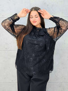 Bluzka koronkowa plus size z wiązaniem pod szyją – czarna, biała i bordowa Stylowa XL - Stylowa XL