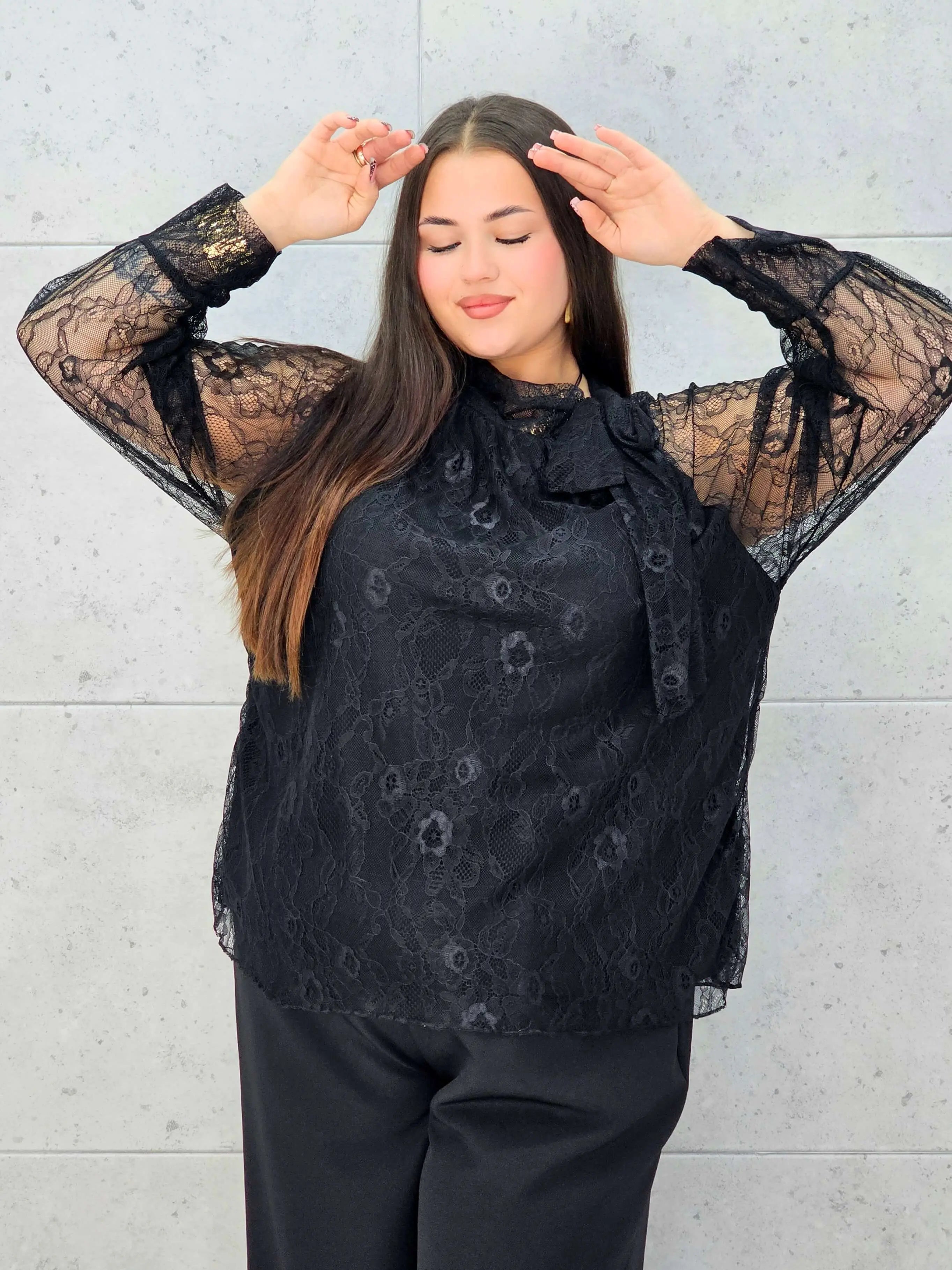 Bluzka koronkowa plus size z wiązaniem pod szyją – czarna, biała i bordowa Stylowa XL - Stylowa XL