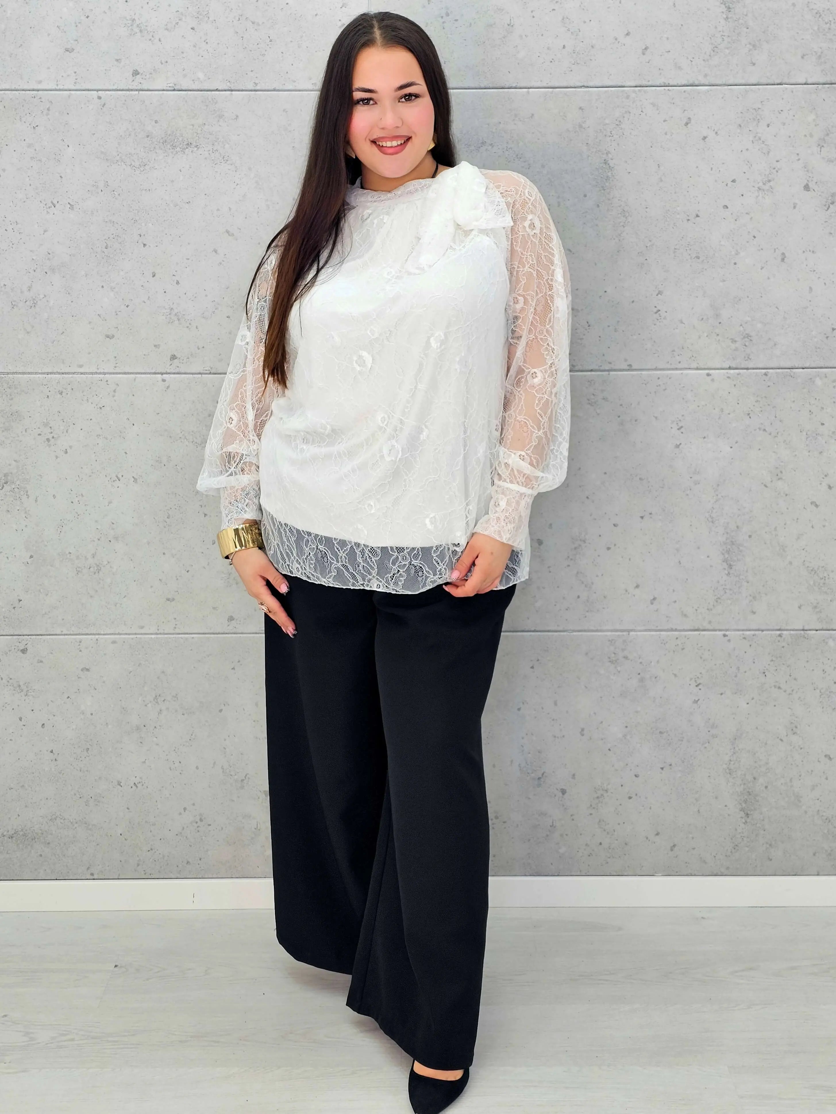 Bluzka koronkowa plus size z wiązaniem pod szyją – czarna, biała i bordowa Stylowa XL - Stylowa XL