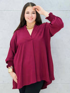 bordowa bluzka z dekoltem v plus size Stylowa XL – przód