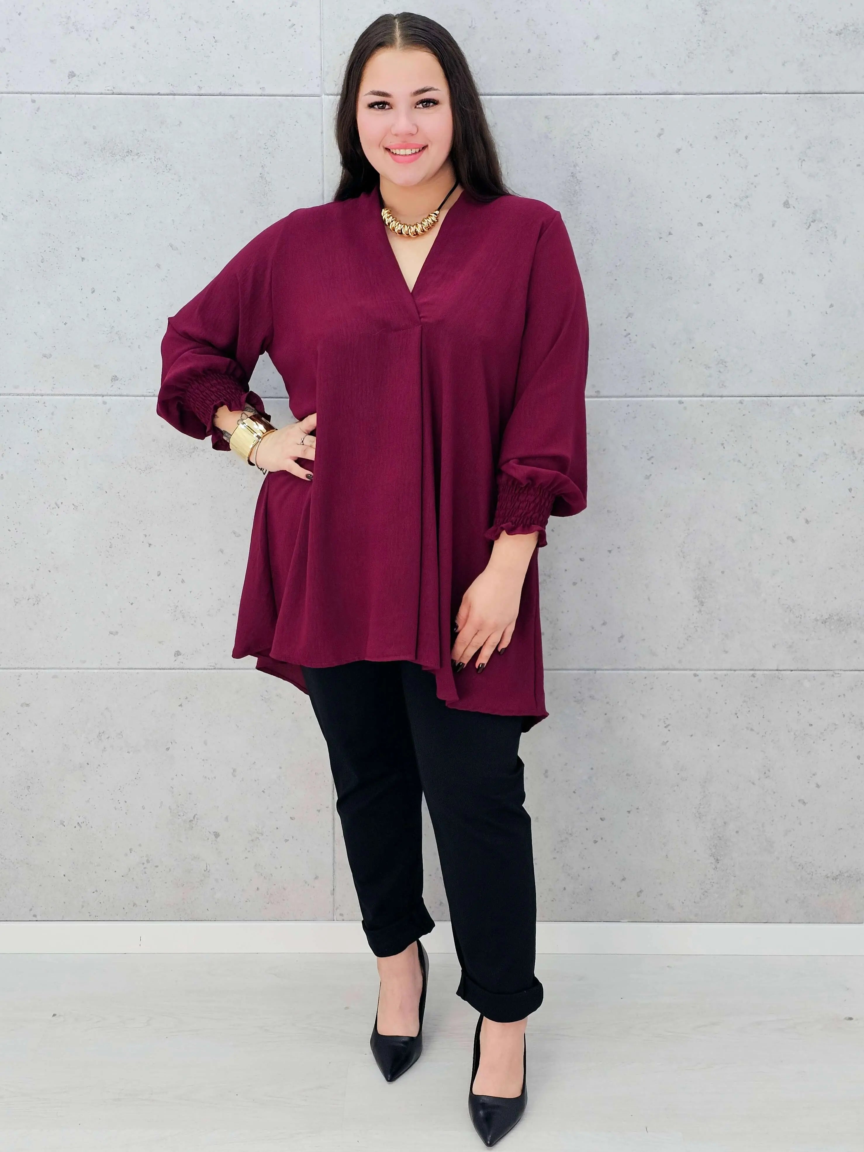 bordowa bluzka plus size stylizacja