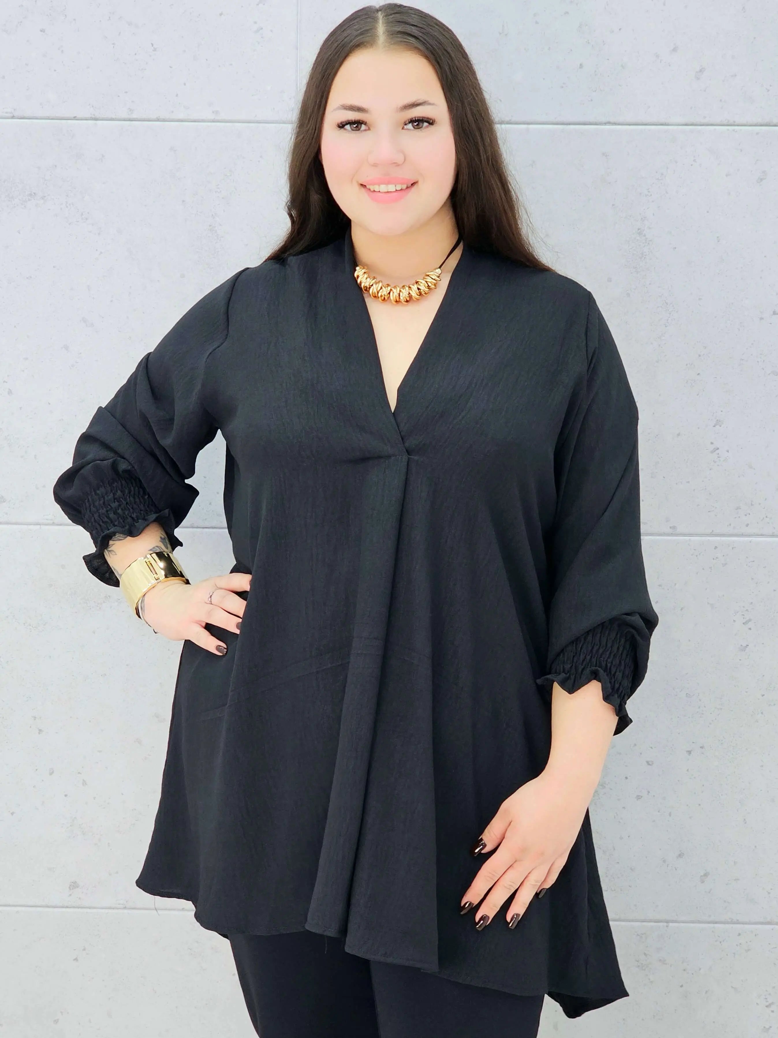 czarna bluzka z dekoltem v plus size Stylowa XL – rękaw falbanka