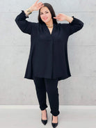 czarna bluzka z dekoltem v plus size Stylowa XL – długa
