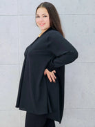 czarna bluzka z dekoltem v plus size Stylowa XL – bok