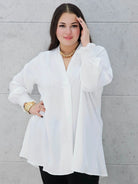 biała bluzka z dekoltem v plus size Stylowa XL – przód