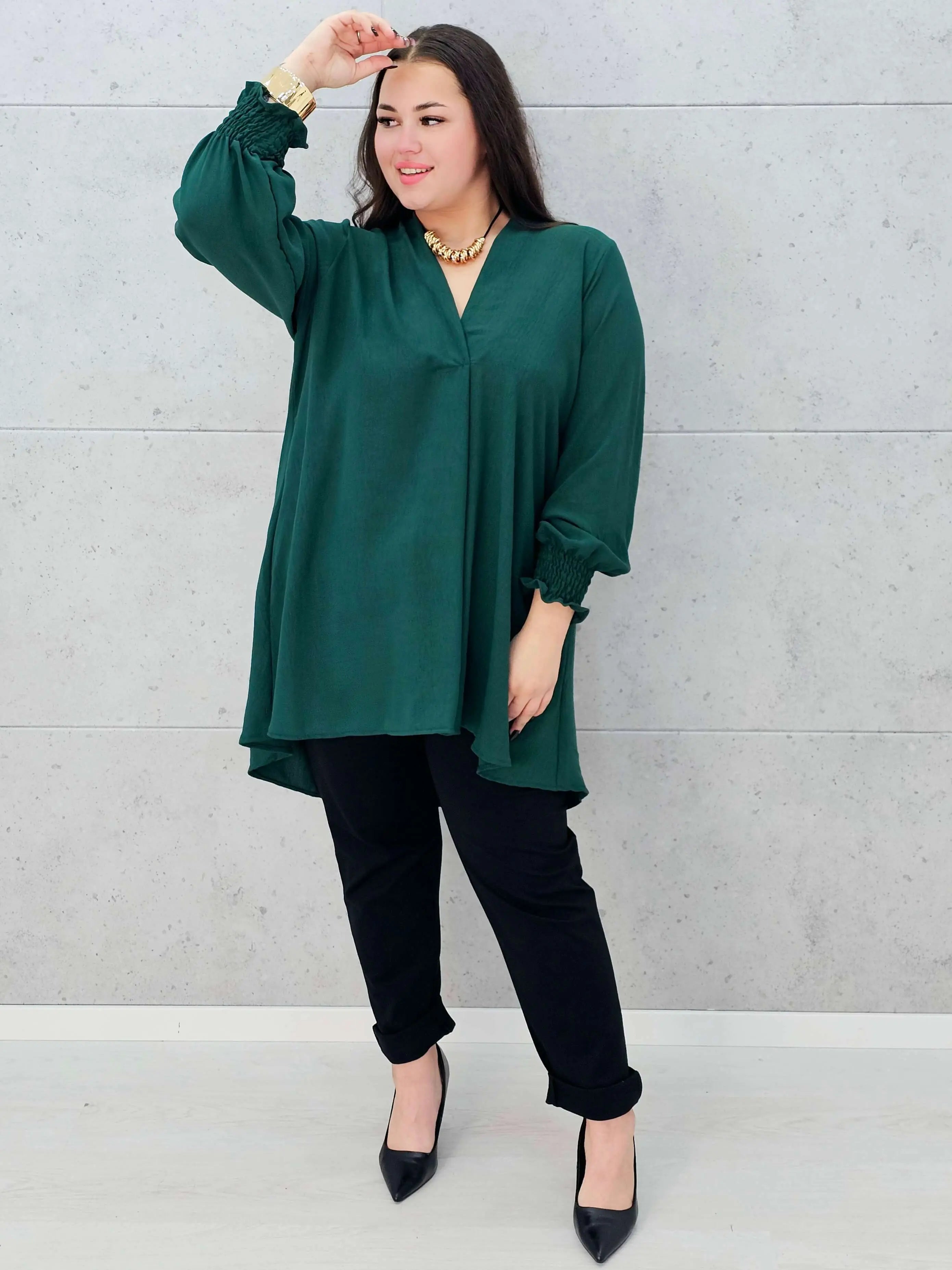 zielona bluzka z dekoltem v plus size Stylowa XL – na modelce