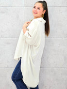 Bluzka koszulowa plus size z przedłużanym tyłem – nowoczesny i lekki fason XXL Stylowa XL