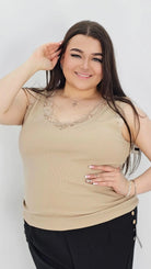 Bluzka na Cienkich Ramiączkach z Dekoltem V i Koronkowymi Wykończeniami - różne kolory Stylowa XL