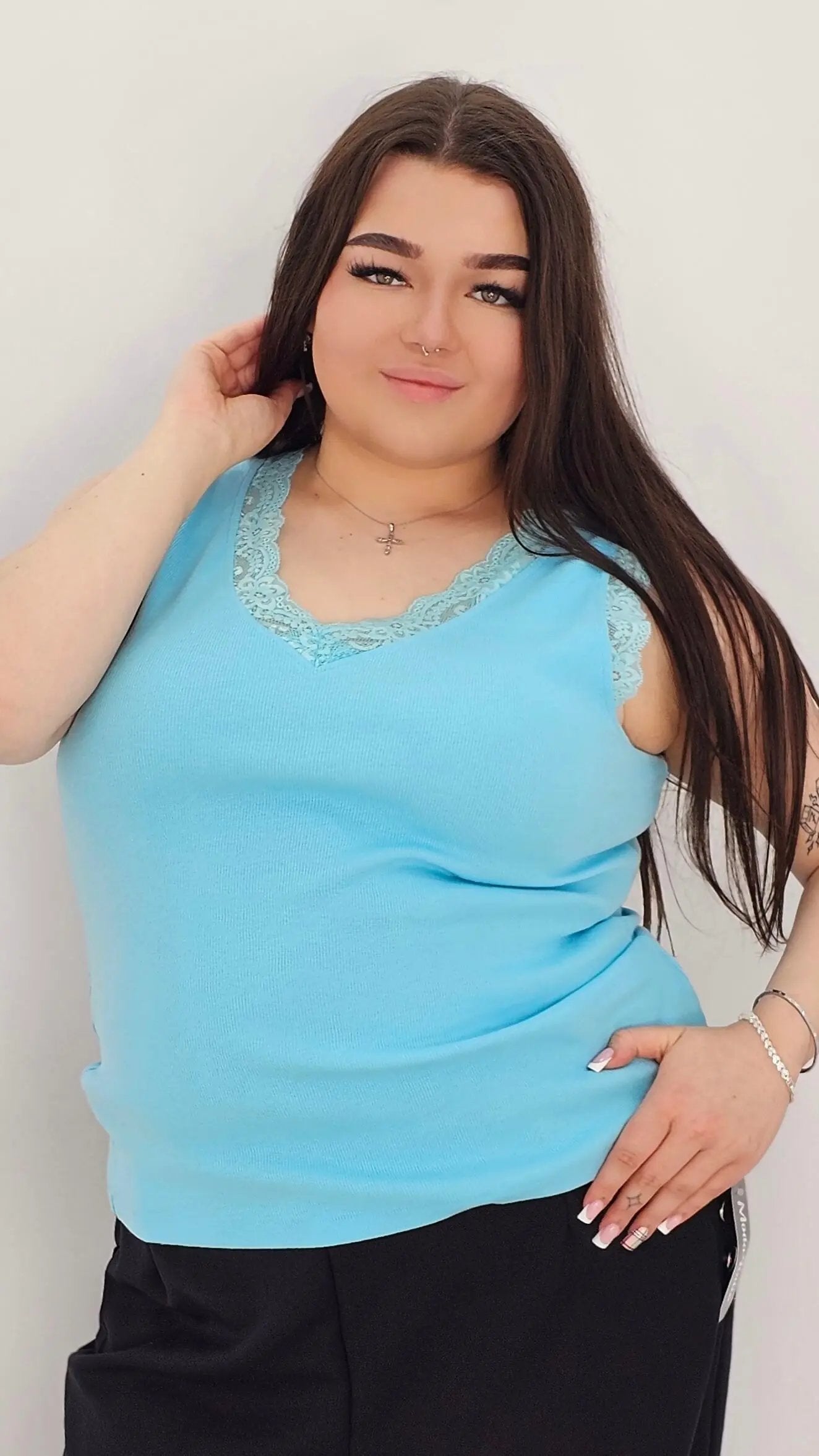 Bluzka na Cienkich Ramiączkach z Dekoltem V i Koronkowymi Wykończeniami - różne kolory Stylowa XL